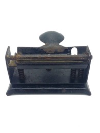 Taladrador antiguo con pátina negra