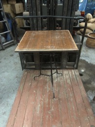 Mesa de bar sobre cuadrado