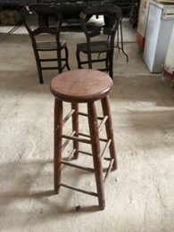 Taburete alto madera | ⦵ 30  x h 75 cm | Base 34 x34 cm