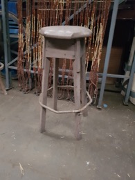 Taburete alto con chambrana octogonal