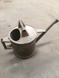 Regadera ZInc  con base verde y bocal chafado  | 54 x 26 x 36 cm
