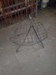 Revistero de hierro negro