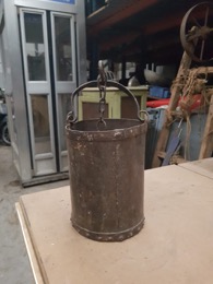 Recipiente de hierro con asa y cadena para colgar