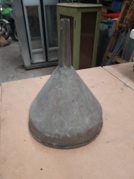 Embudo de zinc sin faja 26 x 26 cm