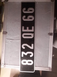 Placa matrícula francesa 832 QE 66