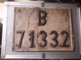 Placa matrícula en relive rectangular antigua B-71332
