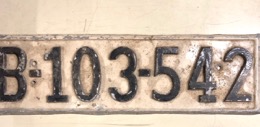 Placa matrícula relieve antigua B-103542
