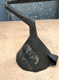 Embudo de hojalata artesanal