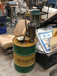 Bidón con bomba de aceite