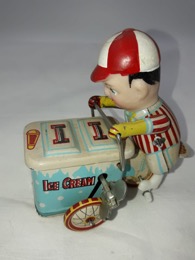 Vendedor de helados con carrito de hojalata