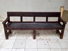 Bancos de iglesia con reclinatorio