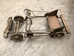 Coche metálico a pedales años 40