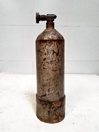 Extintor de polvo oxidado