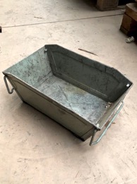 Cajón metálico industrial con asas