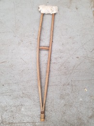 Muleta de madera y piel Guerra Civil Española