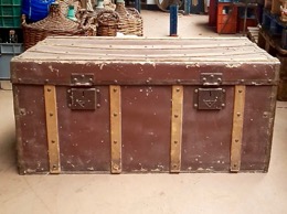 Baúl de madera y cuero