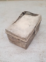 Arca | Caja metálica devastada
