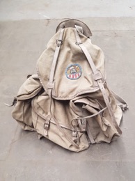 Mochila excursión gris con salva espalda de hierro