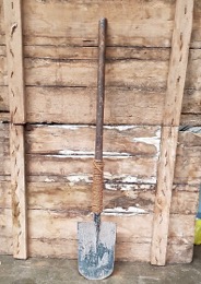 Pala estrecha de hierro ajustada a mango madera natural