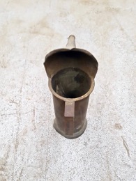 Recipiente de latón con embudo aplicado