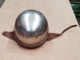 Casco en cuero marrón y madera pátina metalizada