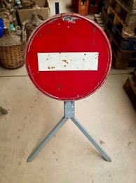 Señal de tráfico. Dirección Prohibida | Blanco sobre rojo