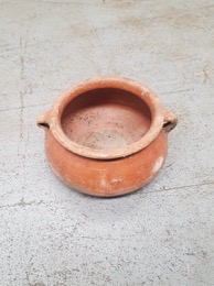Recipiente de barro a modo de ollita