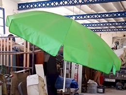 Parasol | Sombrilla de playa | Gran diámetro | Orientable | Verde. Años 80