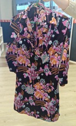 Vestido mujer fondo negro estampado floreado cuello pico solapa | Años 70