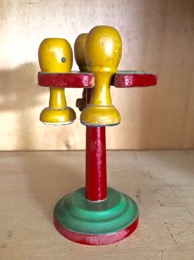 Portasellos columna en madera con sellos. Años 50