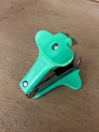 Quitagrapas acrero y plástico verde 