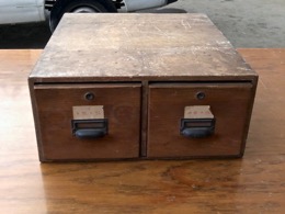 Archivador de sobremesa de madera con dos cajones