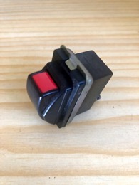 Mecanismo Interruptor PLASTIMETAL | Botón Rojo | 6A-250v | Caoba