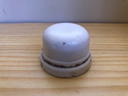 Fusible redondo de porcelana con base y tapa | PLASTIMETAL.jpg