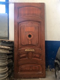 Puerta naciza de entrada a piso noble