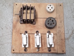 Cuadro eléctrico con portafusibles y tomas de corriente con toma de tierra