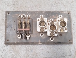 Cuadro eléctrico con portafusibles e interruptor de cuchilla sobre fondo negro