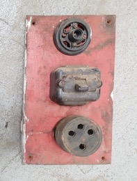 Cuadro eléctrico industrial con piloto luminoso, interruptor trifasico y toma de corriente