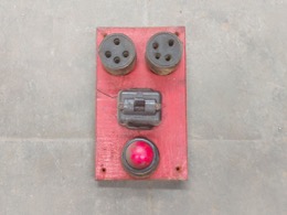 Cuadro eléctrico industrial con piloto luminoso, interruptor trifasico y  2 tomas de corriente | 15 x 9 h 26 cm