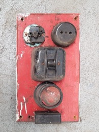 Cuadro eléctrico industrial con piloto luminoso, fusible, interruptor trifasico y  2 tomas de corriente