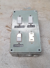 Caja metálica estanca de superficie con 4 elementos eléctricos | Años 70