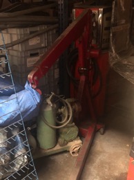 Grúa hidráulica taller roja