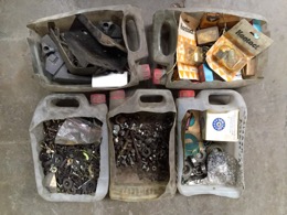 Bidones recortados con materiales | 29 x 11 x h 20 cm