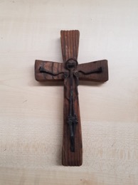Crucifijo pequeño madera y clavos de forja