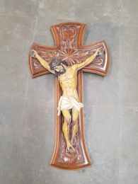 Crucifijo en madera tallada y escayola policromada