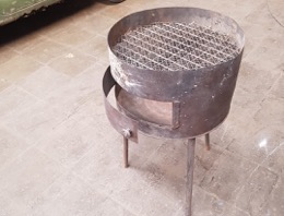 Barbacoa hecha con medio bidón