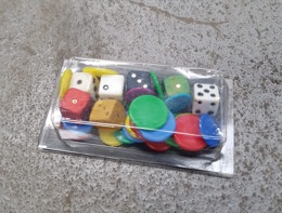 Juego de dados y fichas para juegos sobremesa