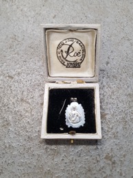 Estuche con medalla del Sagrado Corazón en plata