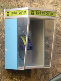 Cabina telefónica mural cuadrada y abierta