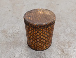 Bote cilíndrico de hojalata
